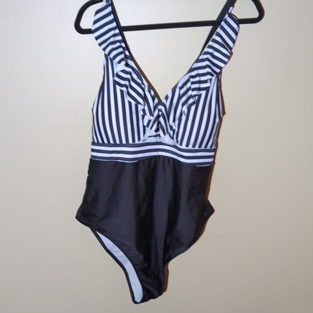 No Name Black And White Swimsuit, Size 3XL - Picture 2 of 8